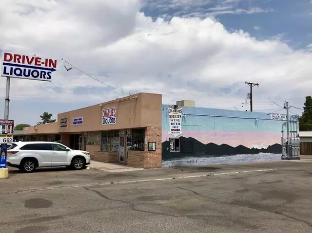 Charlie&apos;s Drive-In Liquors