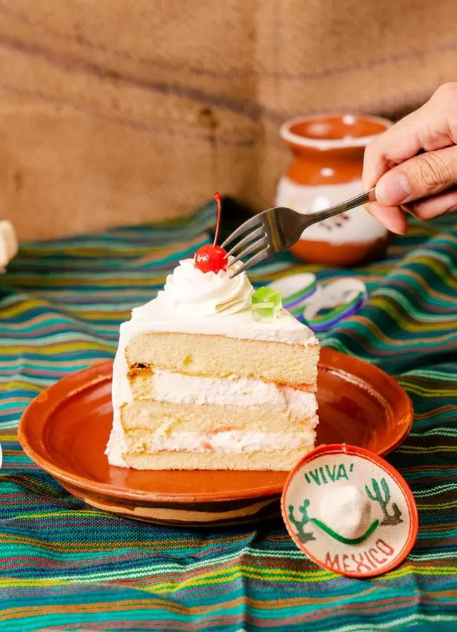 Suspiros Cakes